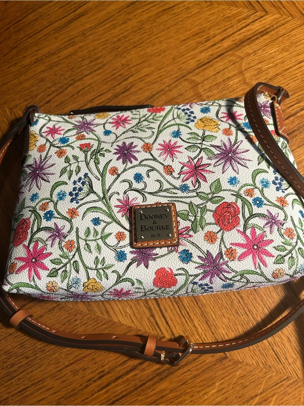 New D & B White Floral Crossbody with Brown Leather Strap & Matching Wristlet - Picture 3 of 15